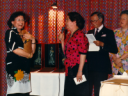 Club Milano la Scala. Convegno delle delegate del Soroptimist Int. Club. Ricevo dalle mani di Ludovica Albertoni Pirelli , ALI, il desiderato Cirneco dell'Etna che Elda Pucci mi ha portato da Palermo. Presenta Alberto Giubilo