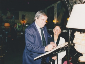Demetrio Volvcic firma il libro delle presenze alla mostra da Mauro Mannozzi Berlino
