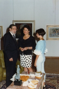 Fiuggi Inaugurazione della personale di pittura e scultura da Russo e Russo. Con il mio manager Giovan Battista Remo  Bianco e la figlia Ginestra