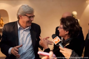 Vittorio Sgarbi intervistato dalle televisioni alla presentazione della mia esposizione pers. di sculture nella Sala delle Colonne, Pontassieve, Novembre  2014