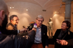 V:Sgarbi intervistato dalle televisioni